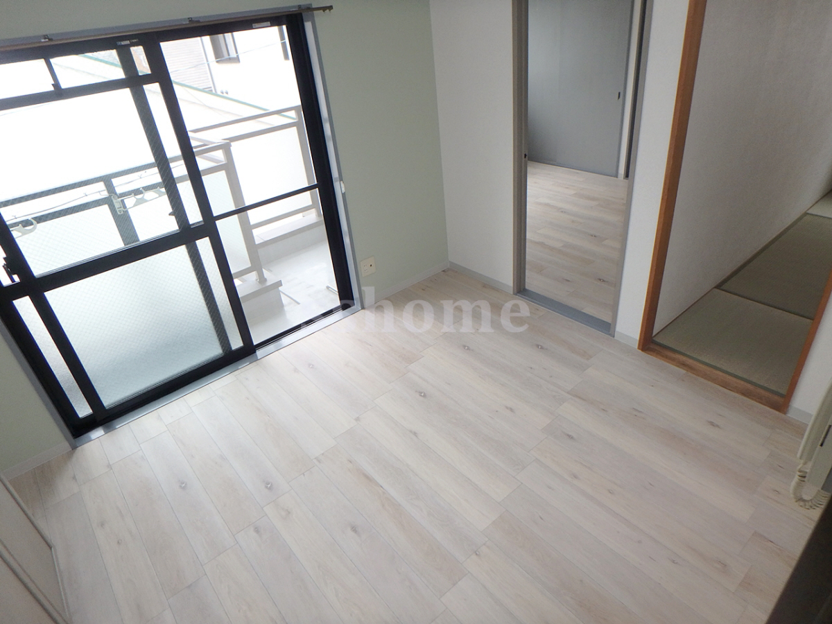 リビング 日当たり良好の室内です☆ 写真2