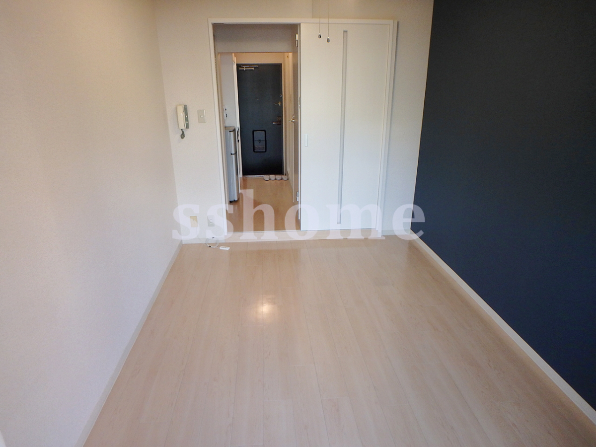 リビング アクセントクロスがおしゃれな洋室☆ 写真2