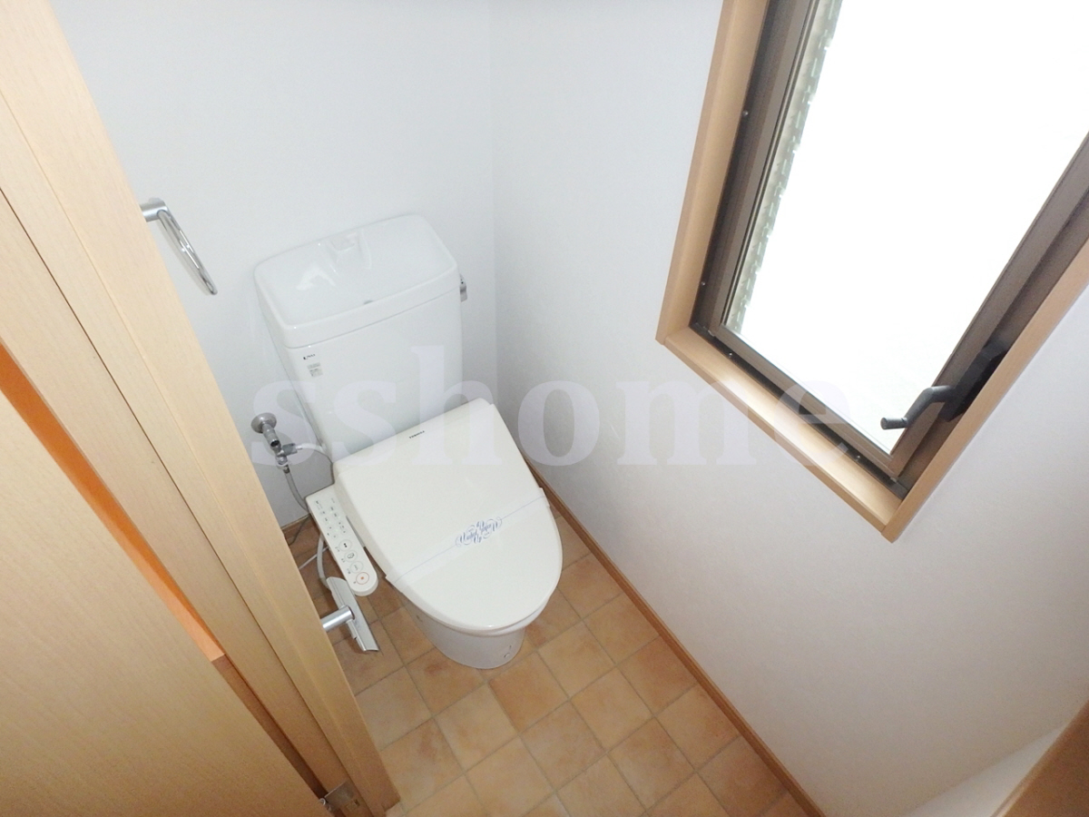トイレ トイレにも窓があります☆温水洗浄便座☆ 写真8