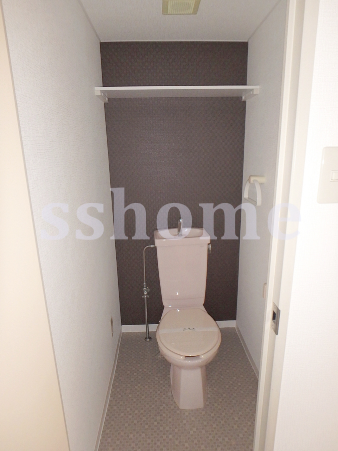 トイレ 棚のあるトイレってなかなか良いですね 写真8