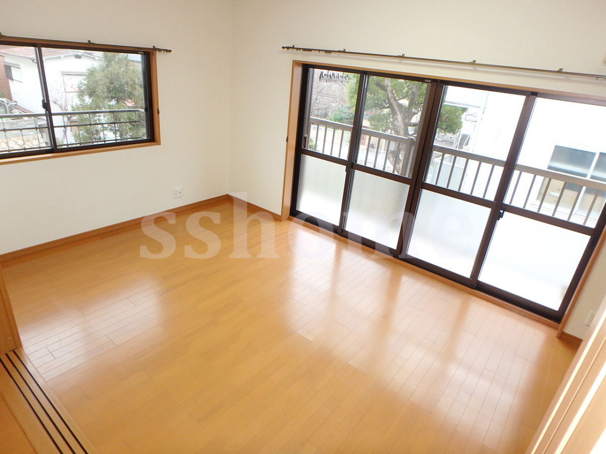 リビング 二面採光の明るいお部屋☆ 写真2