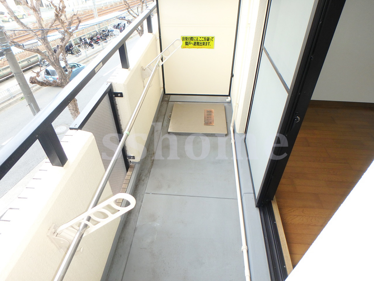 バルコニー・ベランダ 洗濯物は内側に干せます☆ 写真10