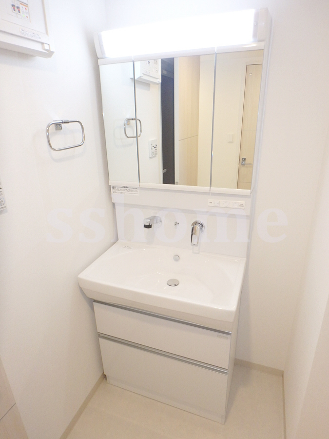 洗面所 鏡の裏は収納になっています。 写真9