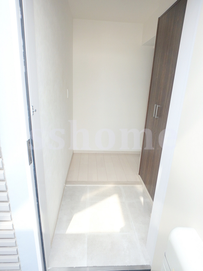 玄関 扉があって居室は見えません☆ 写真12