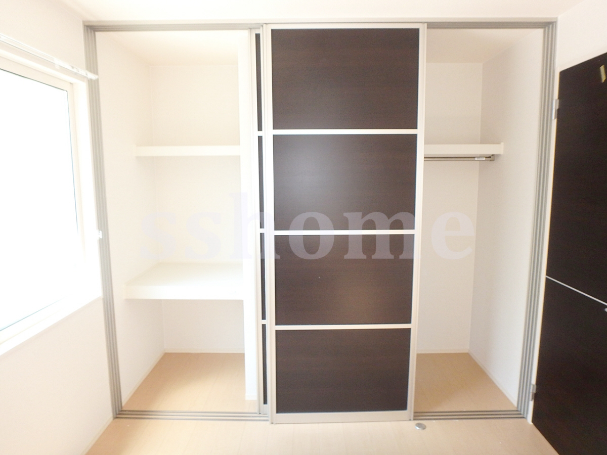 収納 洋室の壁1面大きなクローゼット 写真5