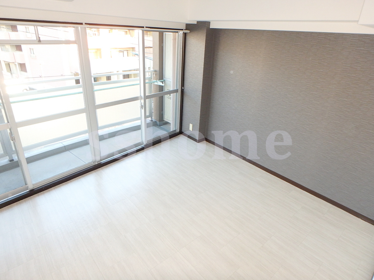 リビング 窓が大きくってとっても明るいですね☆ 写真2