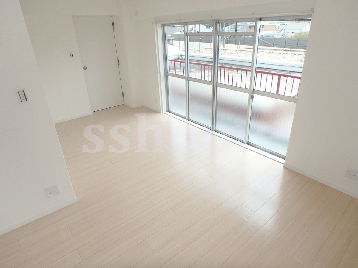 リビング フルリノベーション済みのお部屋です♪ 写真2