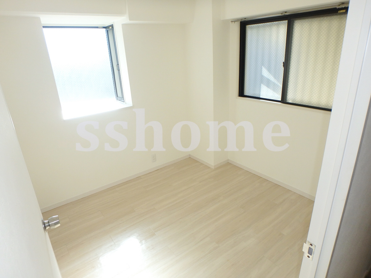 2面採光の洋室4.4帖 写真7