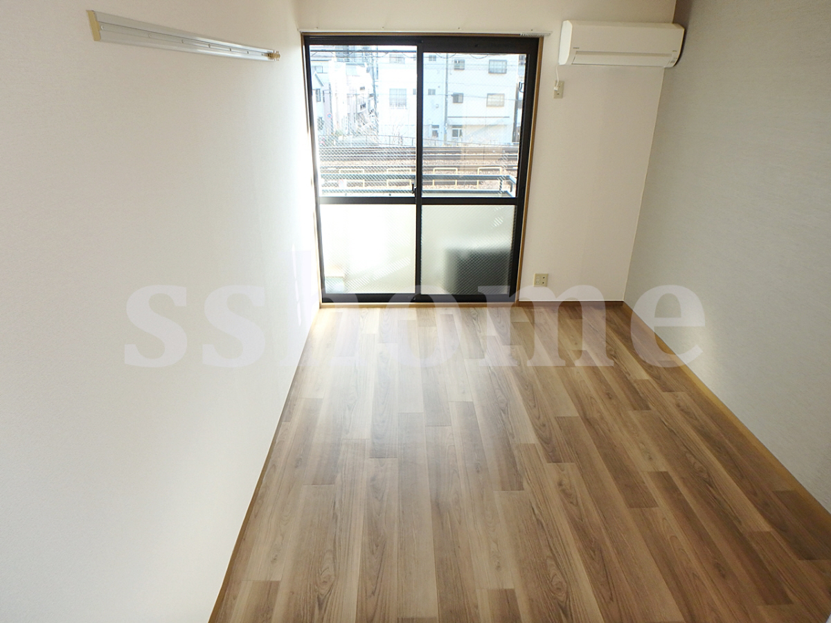 リビング 日当たり良好の室内です☆ 写真2