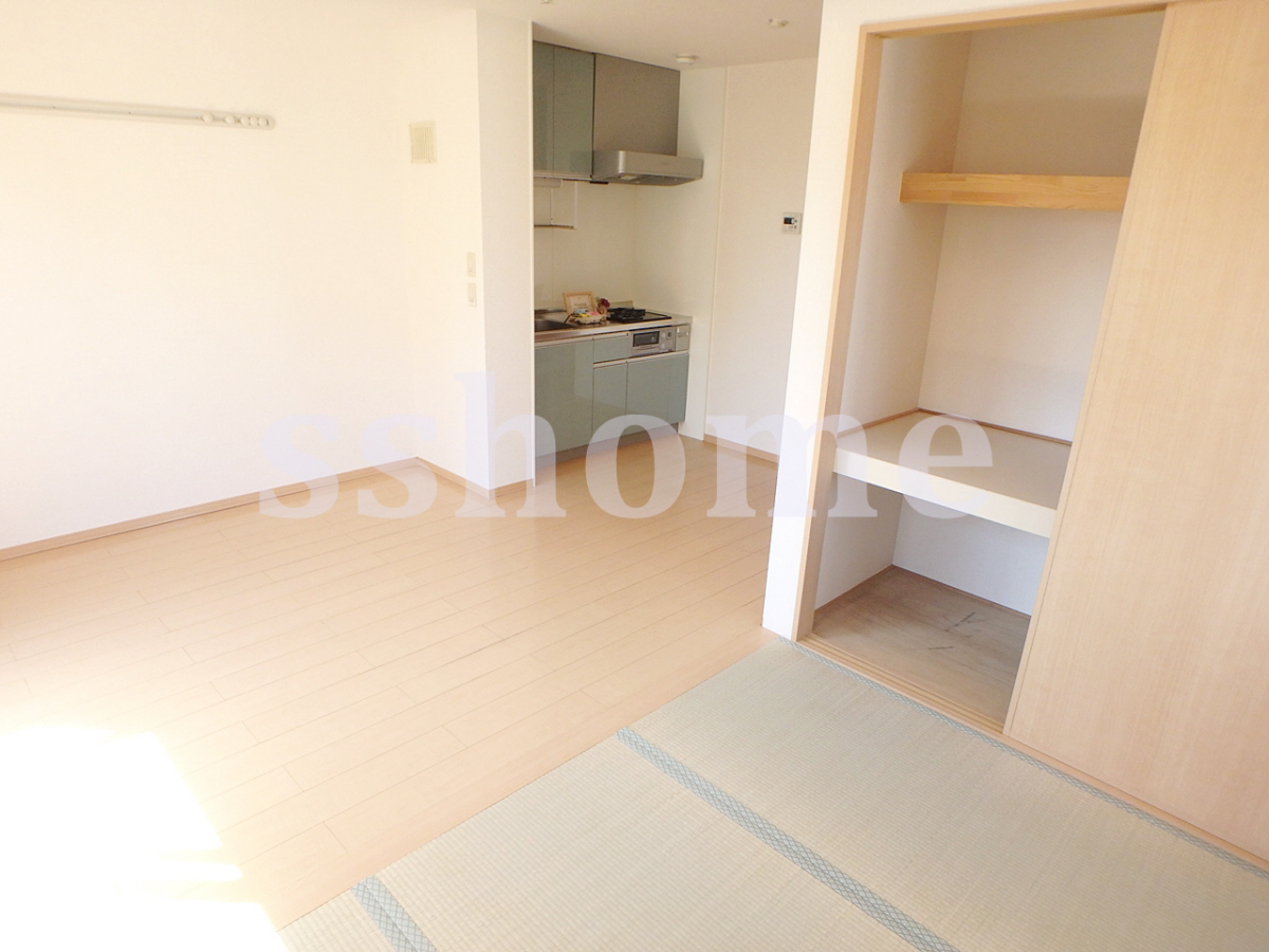 リビング 日当たり良好の室内です☆ 写真2