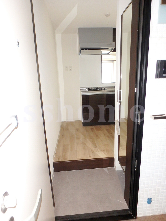 玄関 下駄箱に姿見があります 写真12