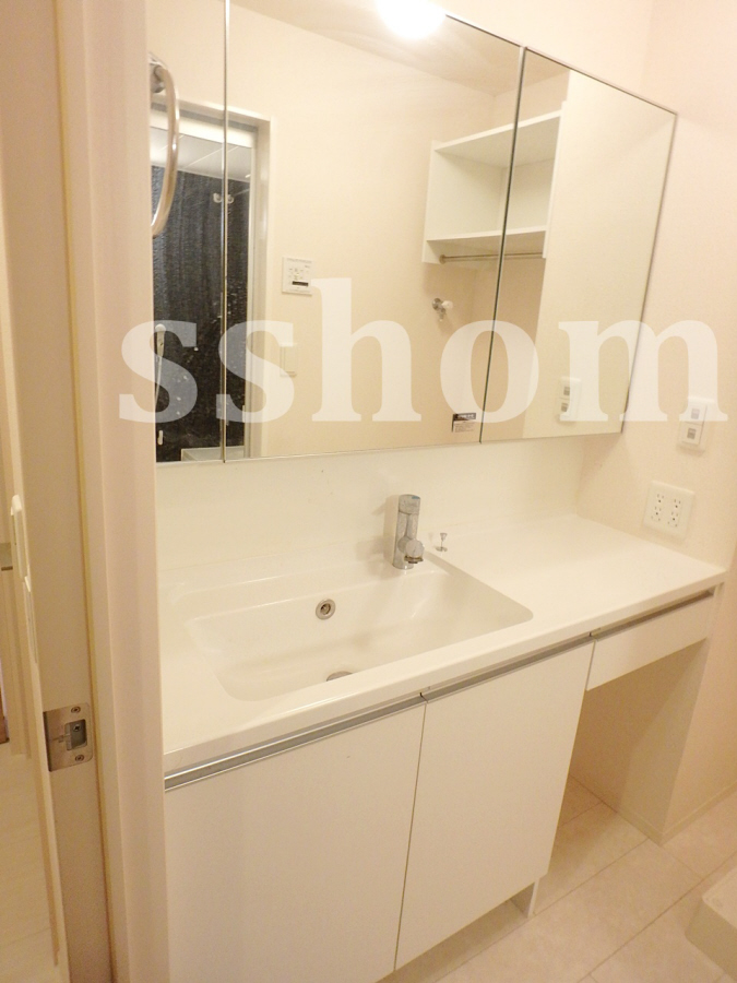 洗面所 大きな鏡の洗面台 写真9