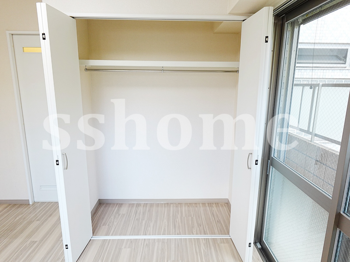 収納 奥行きもあるクローゼット☆ 写真5