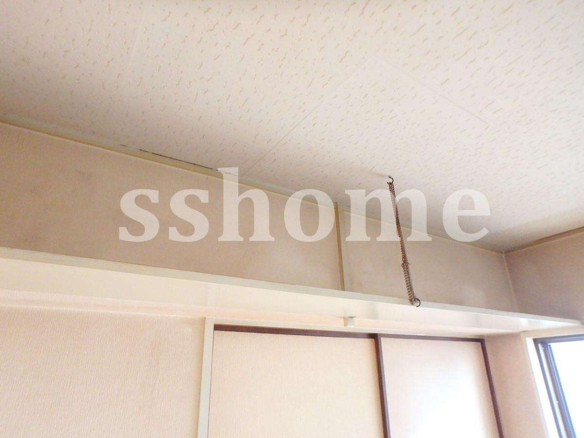 キッチンの上部に棚があります 写真19