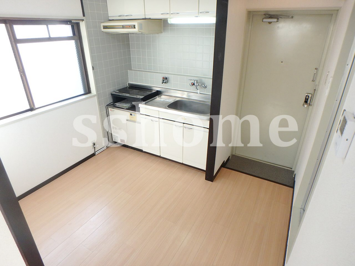 内装 キッチン前スペース♪ 写真14