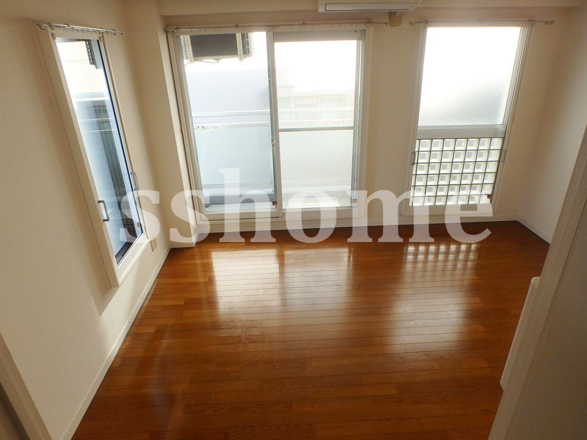 リビング 2面採光の明るいお部屋です☆ 写真2