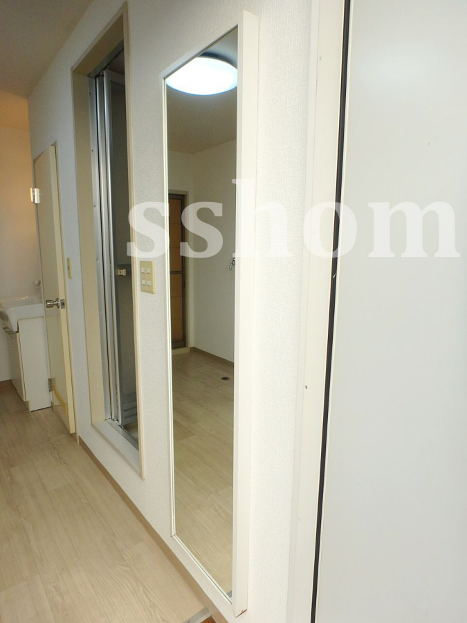 内装 玄関に鏡があります☆ 写真19