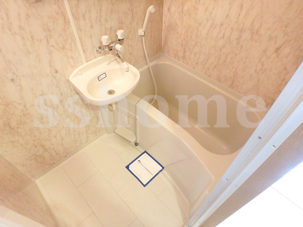 バス ゆったりスペースのあるバスルーム 写真4