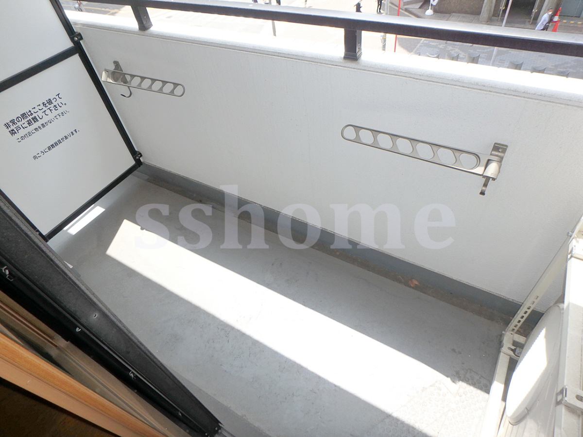 バルコニー・ベランダ 洗濯物は内側に干せます☆ 写真10