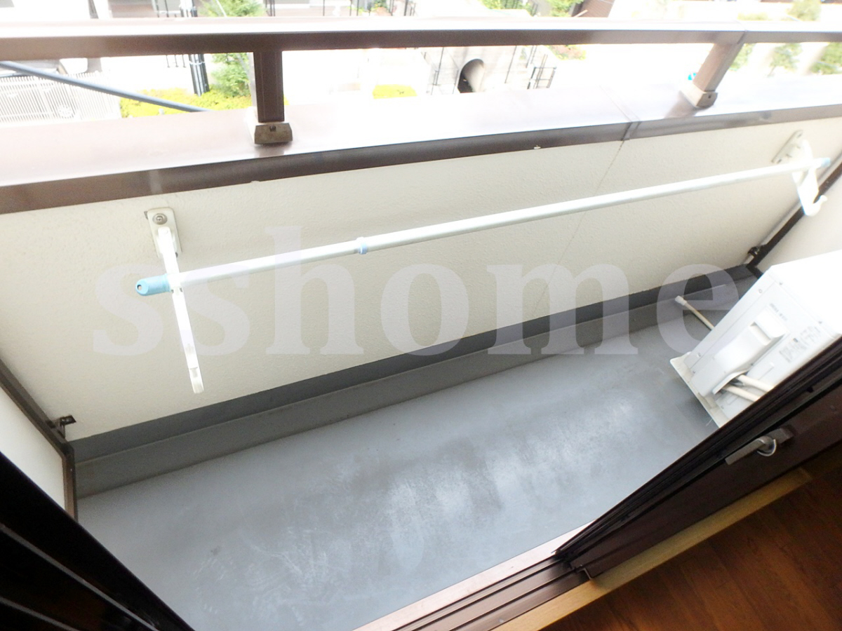 バルコニー・ベランダ 洗濯物は内側に干せます☆ 写真10