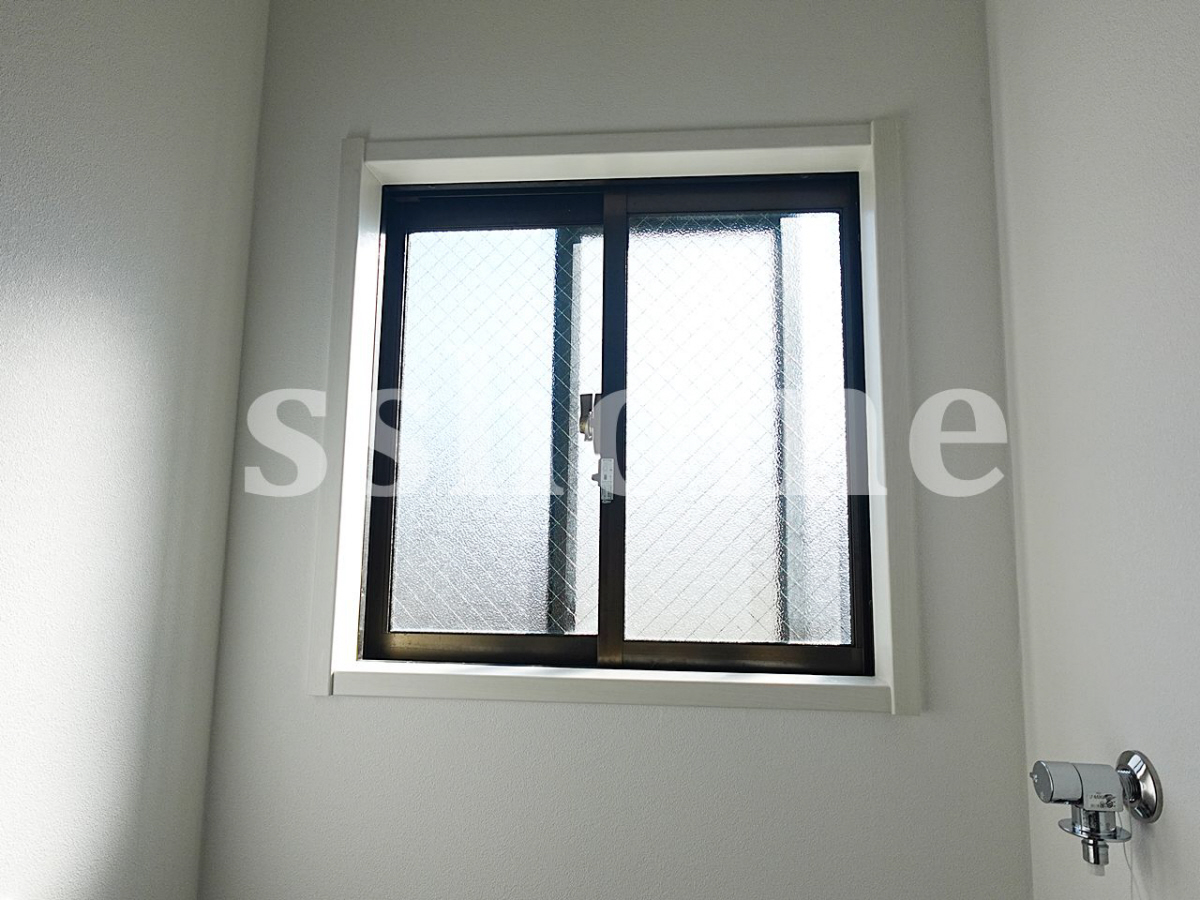 設備 洗濯機置場上に小窓あります 写真17