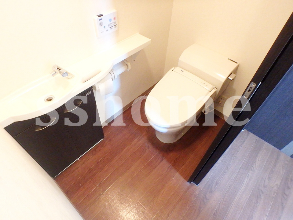 トイレ 横に洗面もあります☆ 写真8