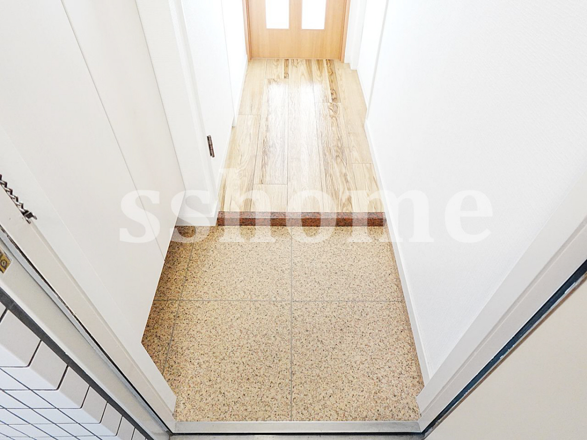 玄関 下駄箱下の空間が嬉しい 写真12