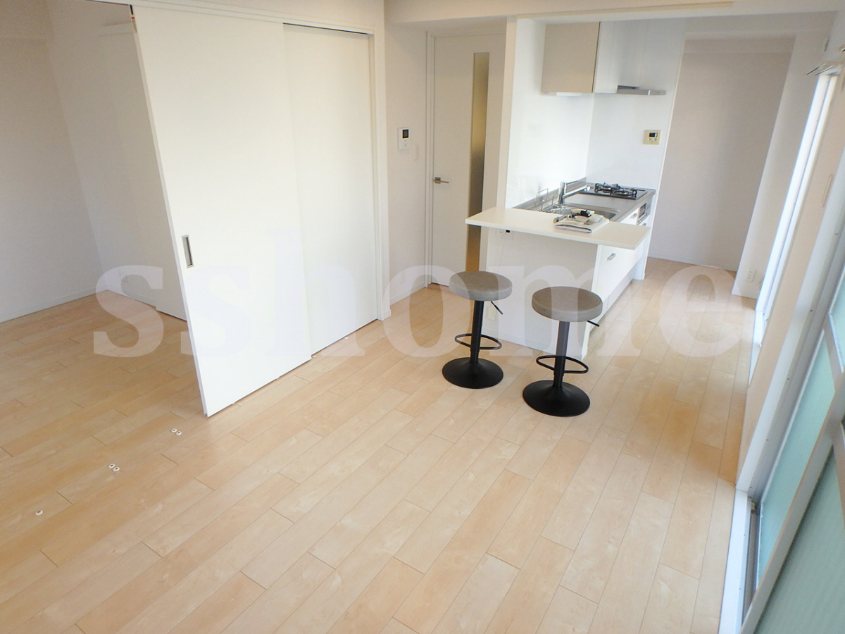 リビング カウンターと椅子があります♪ 写真2