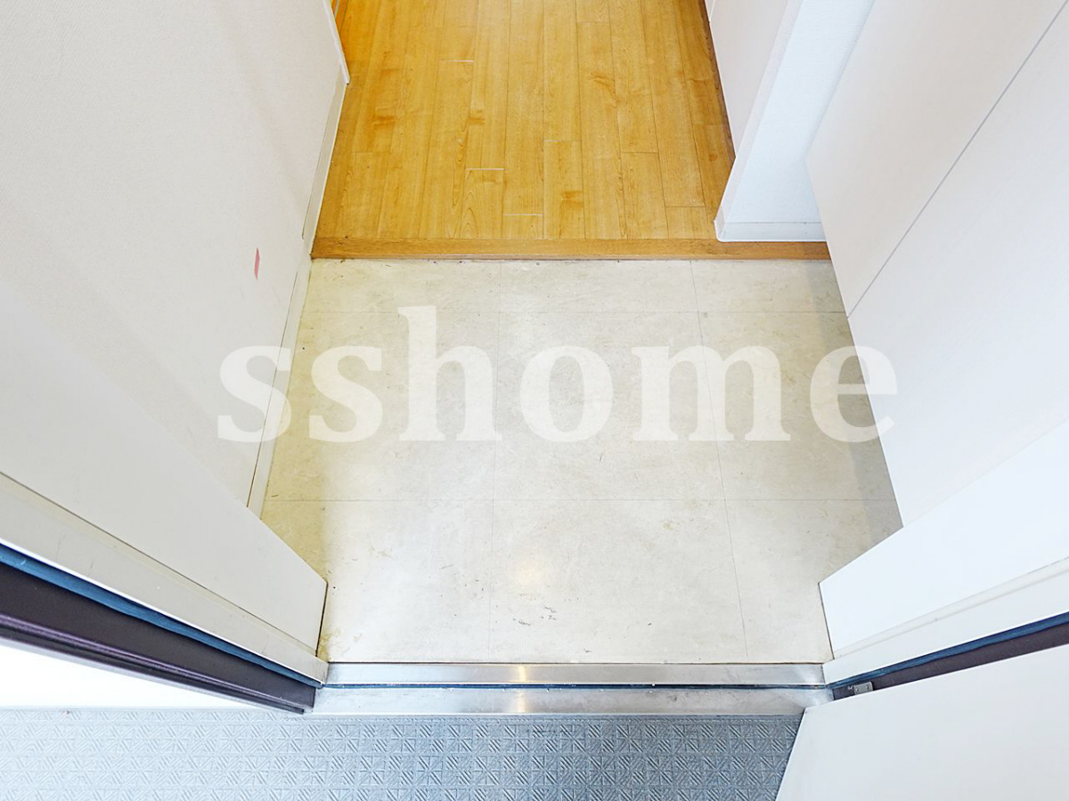 玄関 少し狭いです。 写真12