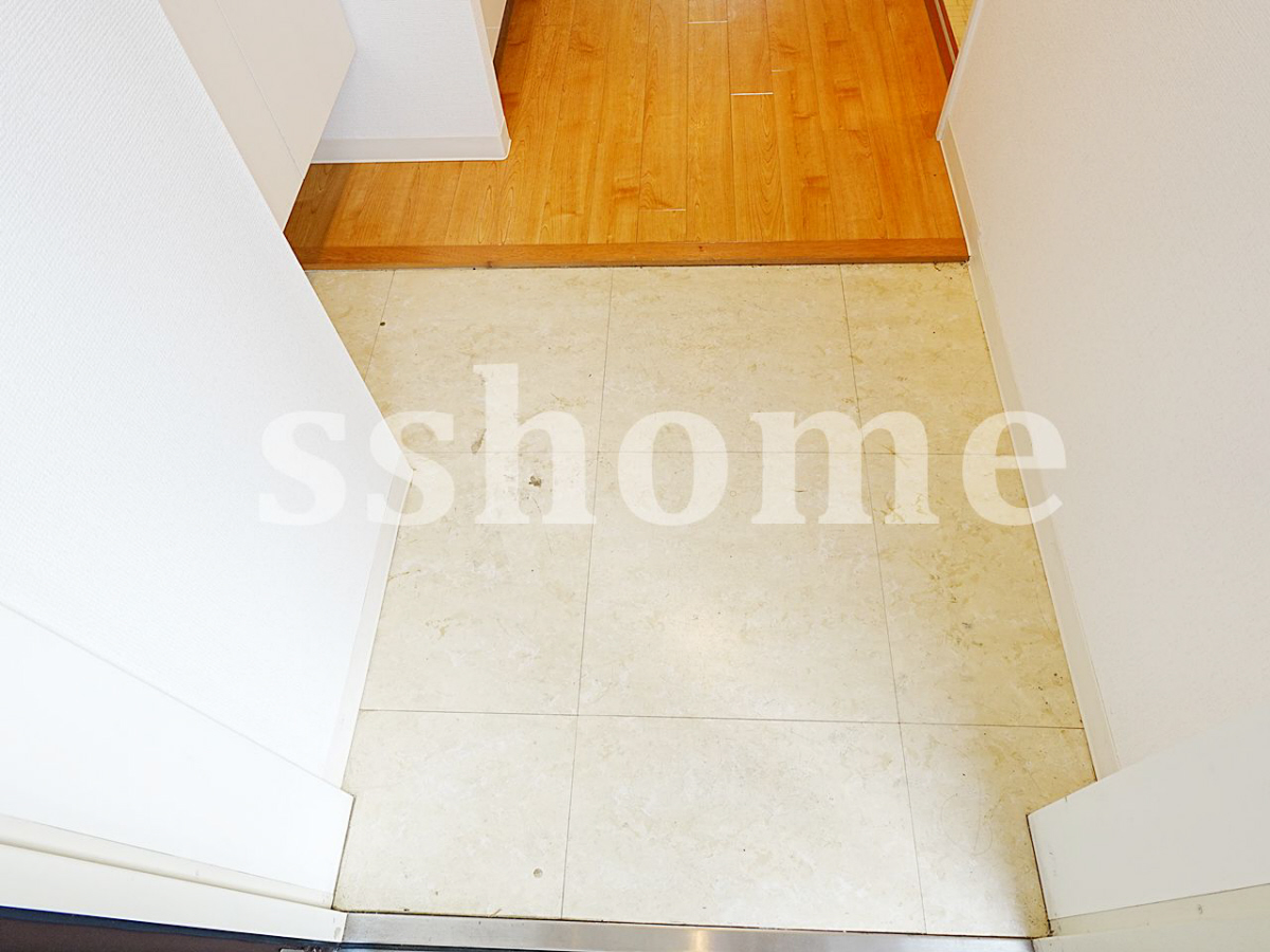 玄関 少し狭いです。 写真12