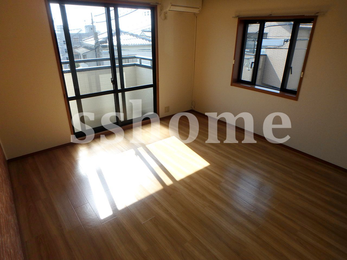 リビング 日当たり良好の室内です☆ 写真2