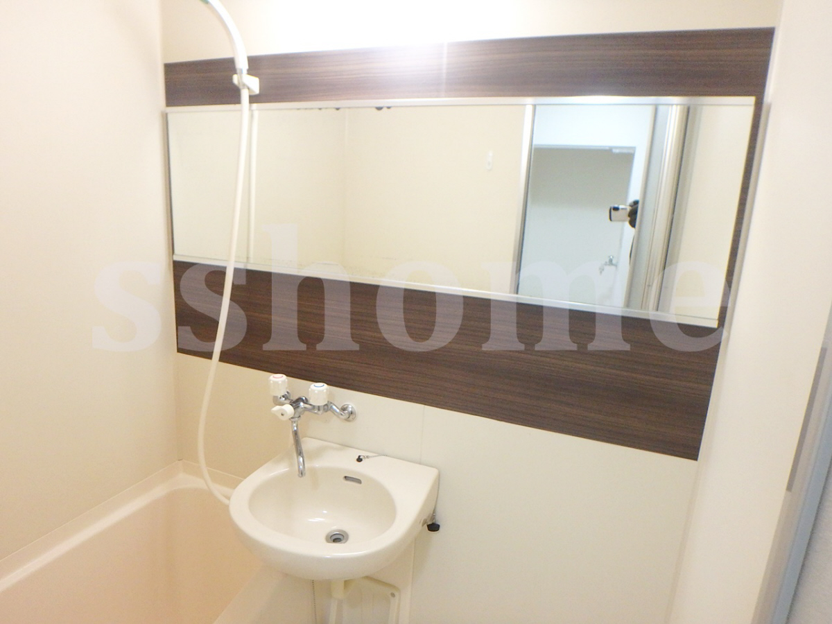 洗面所 大きな鏡付きの洗面ボウルです☆ 写真9