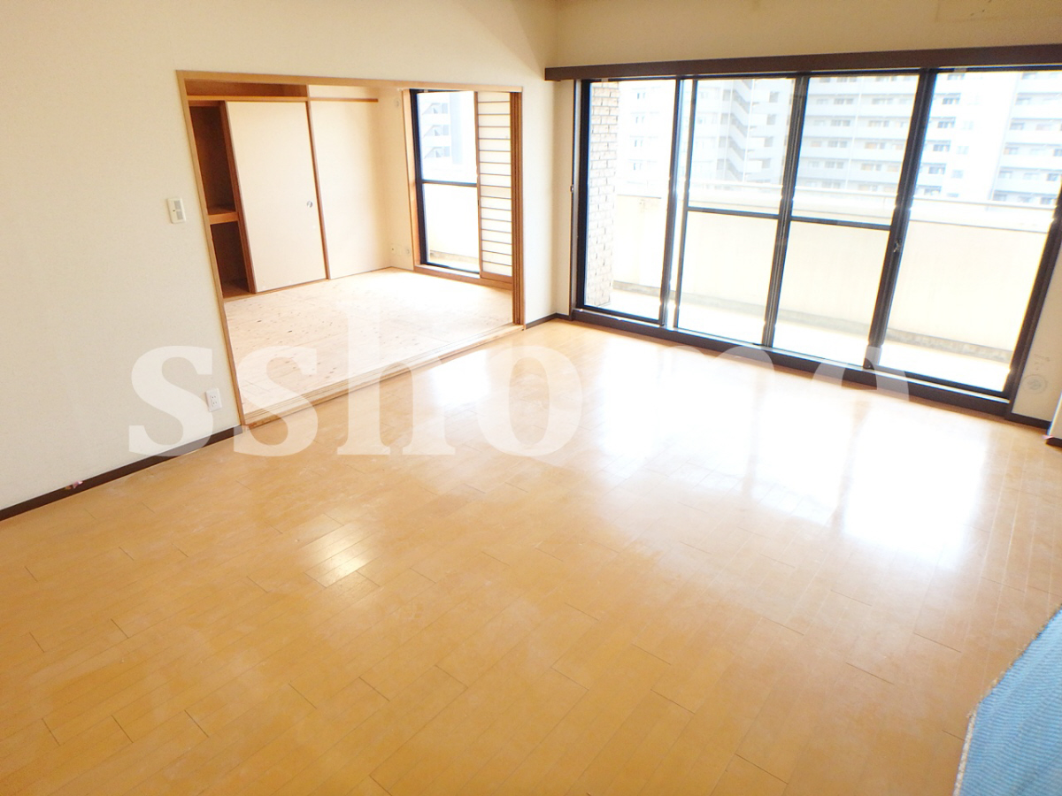 リビング 窓が多く明るいお部屋です☆ 写真2