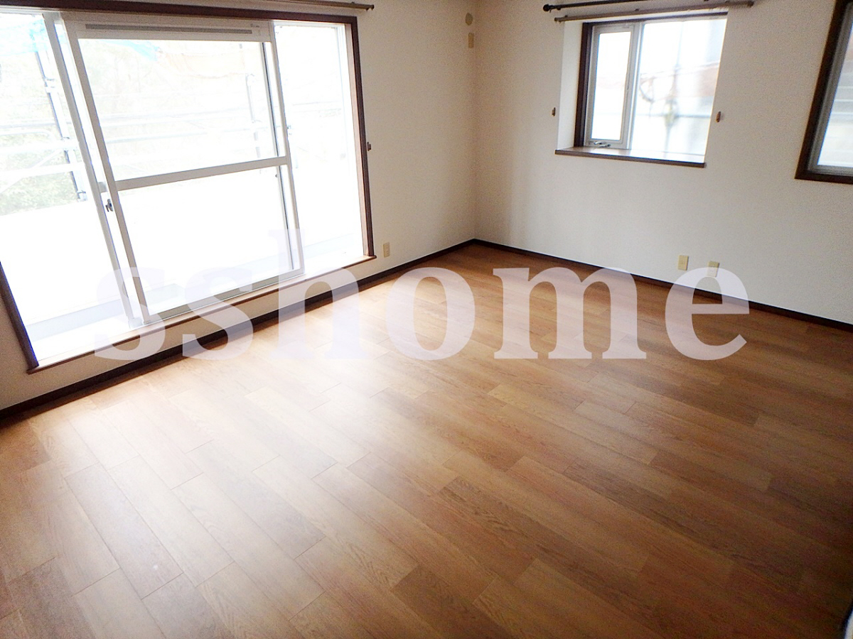 その他部屋・スペース 窓がたくさんあって明るい洋室10帖☆ 写真6