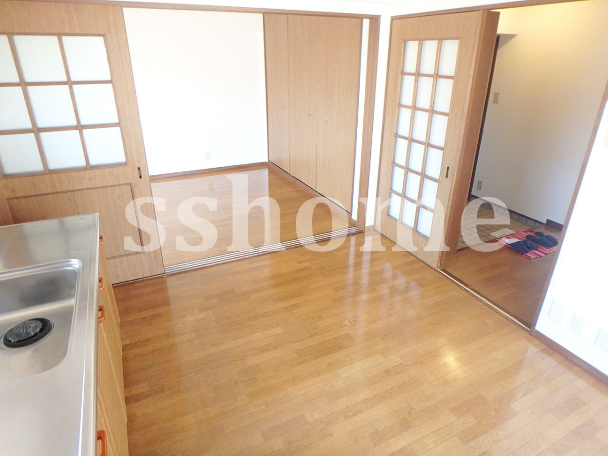 リビング 窓もあり明るいお部屋です☆ 写真2