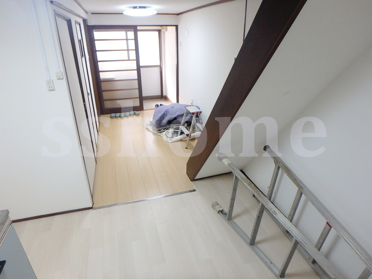 内装 キッチンは白い床 写真14