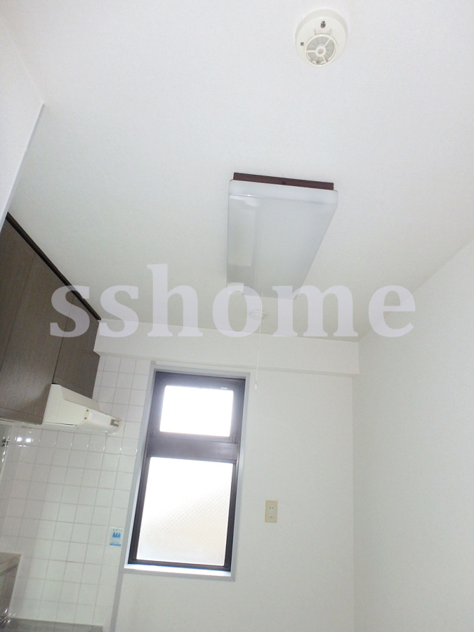 内装 キッチンに換気窓 写真14
