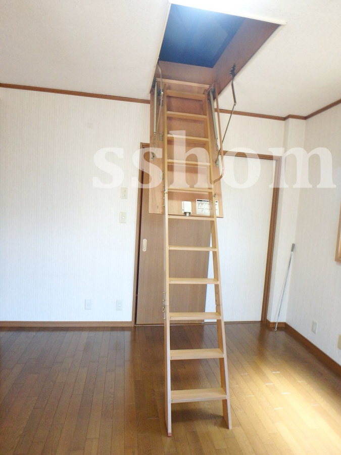 屋根裏へのはしご 写真28