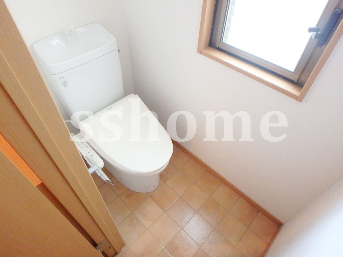 トイレ トイレにも窓があります☆温水洗浄便座☆ 写真8