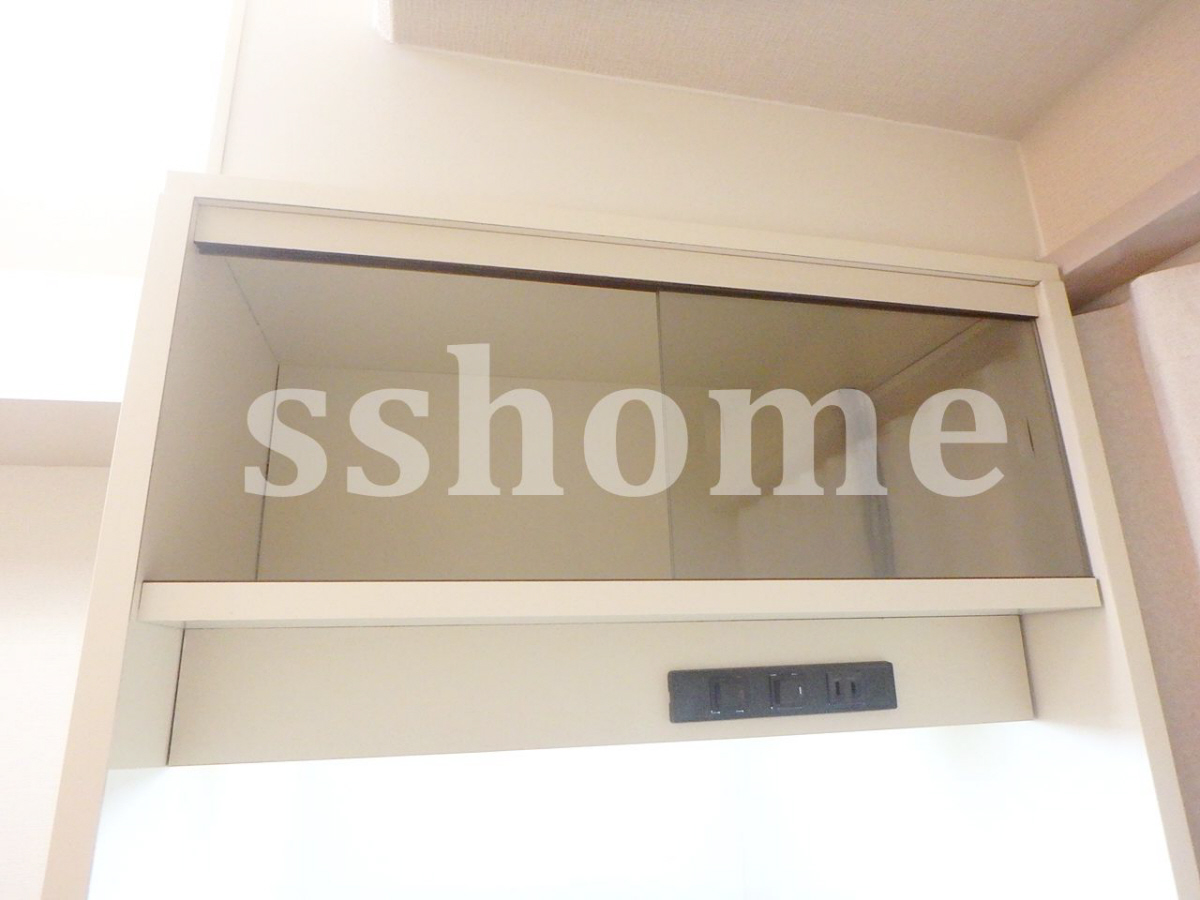 内装 キッチン上に食器棚 写真14