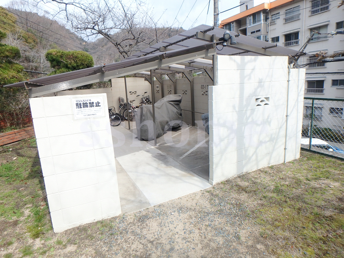 共用部 屋根付きのバイク置場 写真28