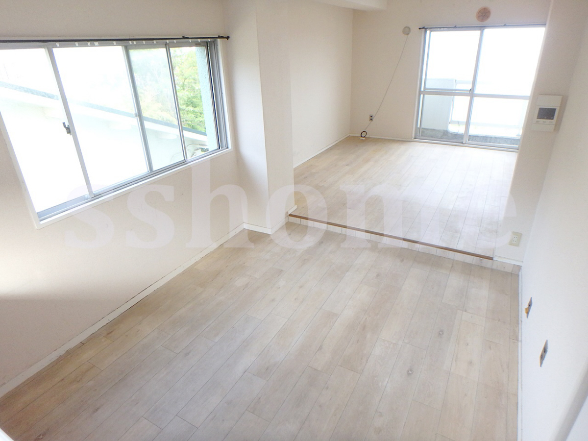 リビング 2面採光の明るいお部屋です♪ 写真2